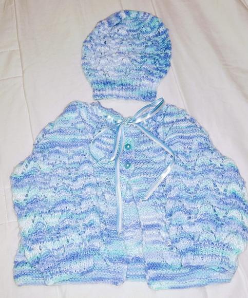 Casaquinho e Gorro de Tricô Fio Carinho