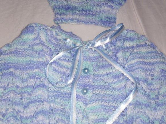 Casaquinho e Gorro de Tricô Fio Carinho