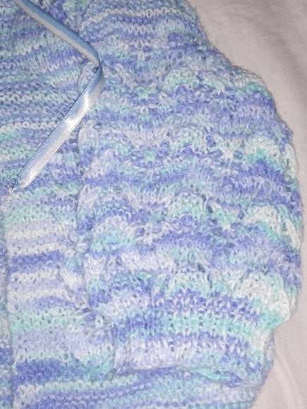 Casaquinho e Gorro de Tricô Fio Carinho