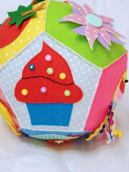Bola Pentágono em Feltro - Brinquedo Pedagógico