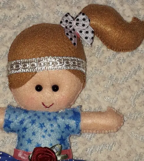 Boneca Abraço em Feltro - 18 cm