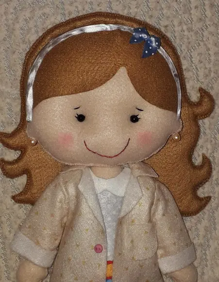 Boneca de Jaleco em Feltro - 33 cm