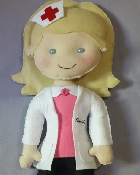 Boneca Enfermeira em Feltro - 42 cm