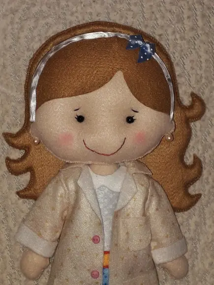 Boneca de Jaleco em Feltro - 33 cm