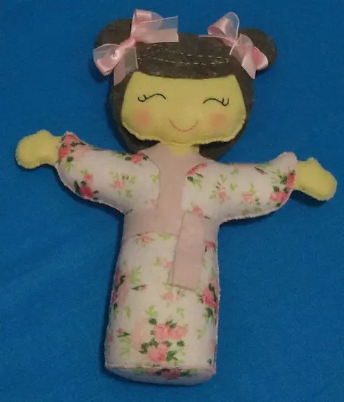 Boneca Japonesa com Quimono em Feltro