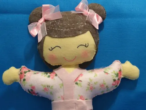 Boneca Japonesa com Quimono em Feltro