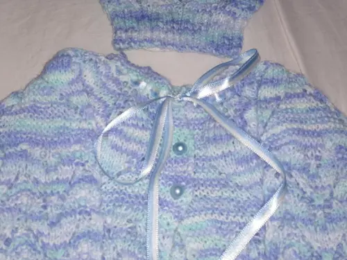 Casaquinho e Gorro de Tricô Fio Carinho