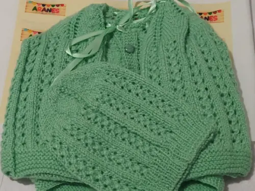 Casaquinho e Gorro Verde de Tricô Fio Círculo Mais Bebê