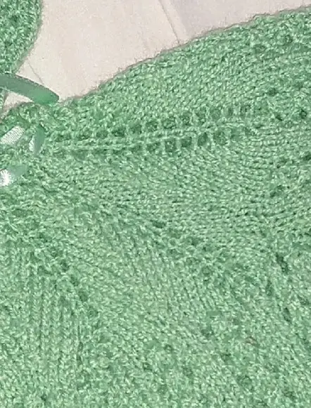 Casaquinho e Gorro Verde de Tricô Fio Círculo Mais Bebê