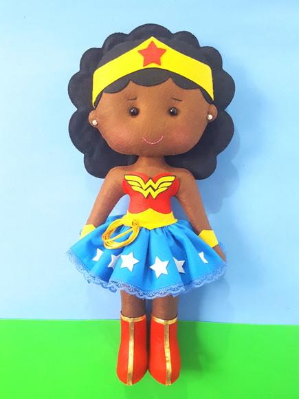 Boneca Mulher Maravilha Negra de Feltro