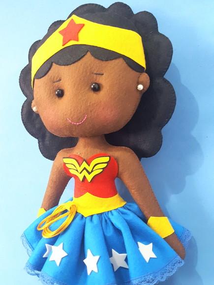 Boneca Mulher Maravilha Negra de Feltro
