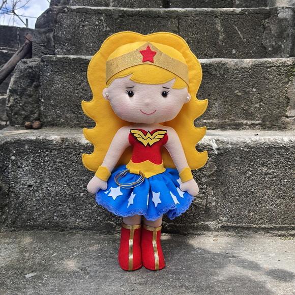 Mulher Maravilha loira