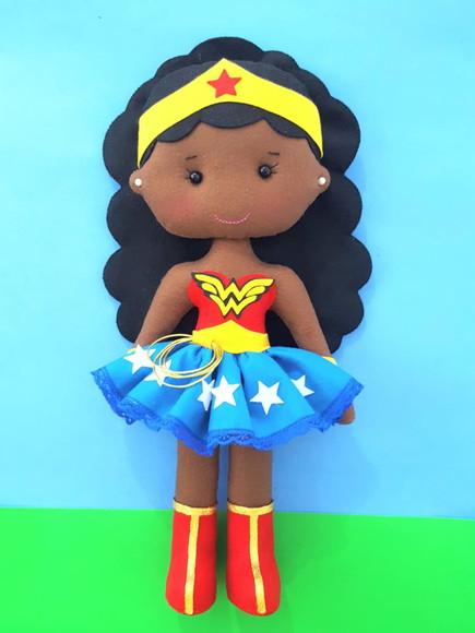 Mulher Maravilha Negra Feltro