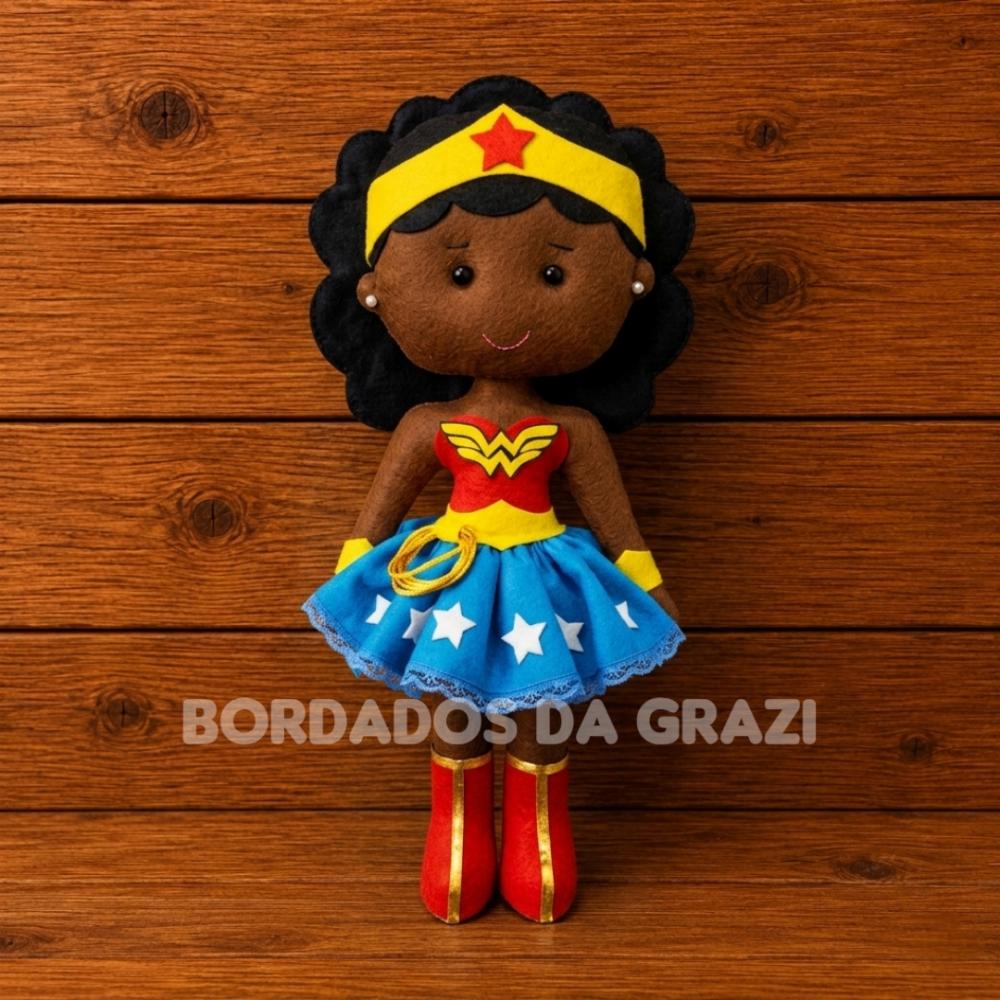Boneca Mulher Maravilha Negra de Feltro