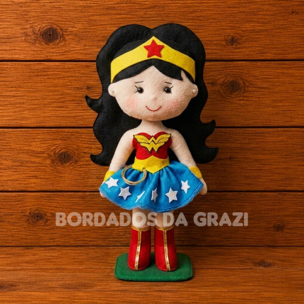 Mulher Maravilha em Feltro 37 cm