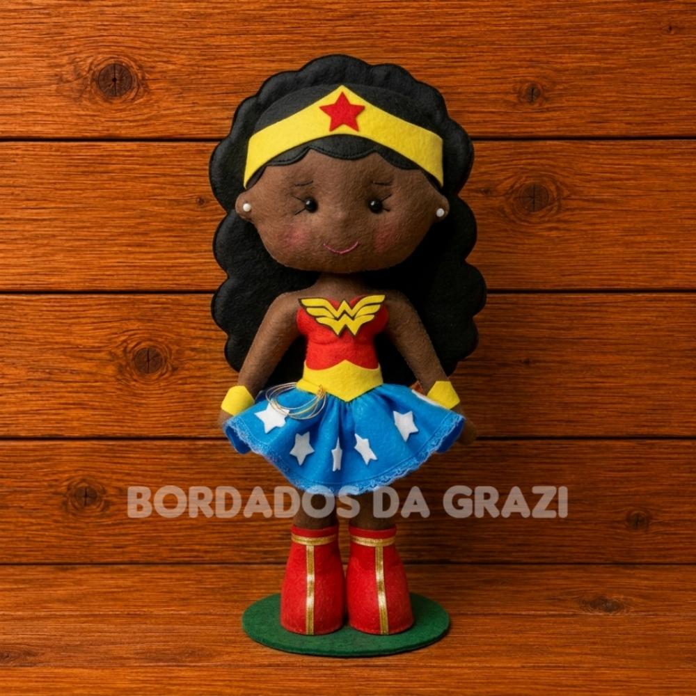 Mulher Maravilha Negra Feltro