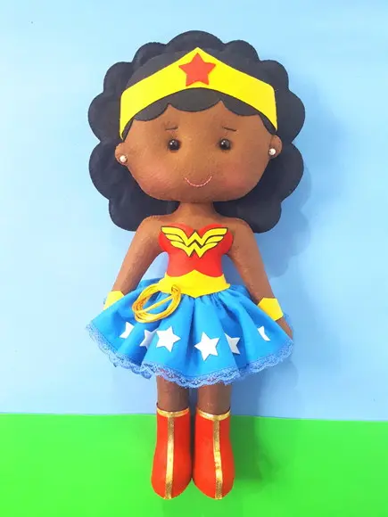 Boneca Mulher Maravilha Negra de Feltro