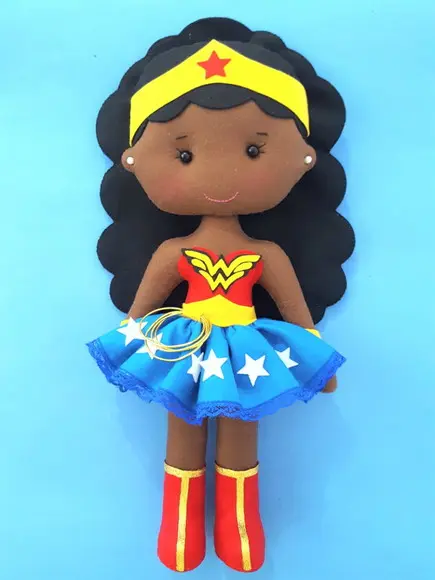 Mulher Maravilha Negra Feltro