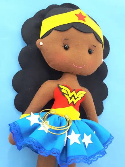 Mulher Maravilha Negra Feltro