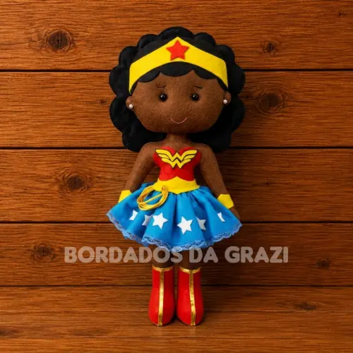 Boneca Mulher Maravilha Negra de Feltro