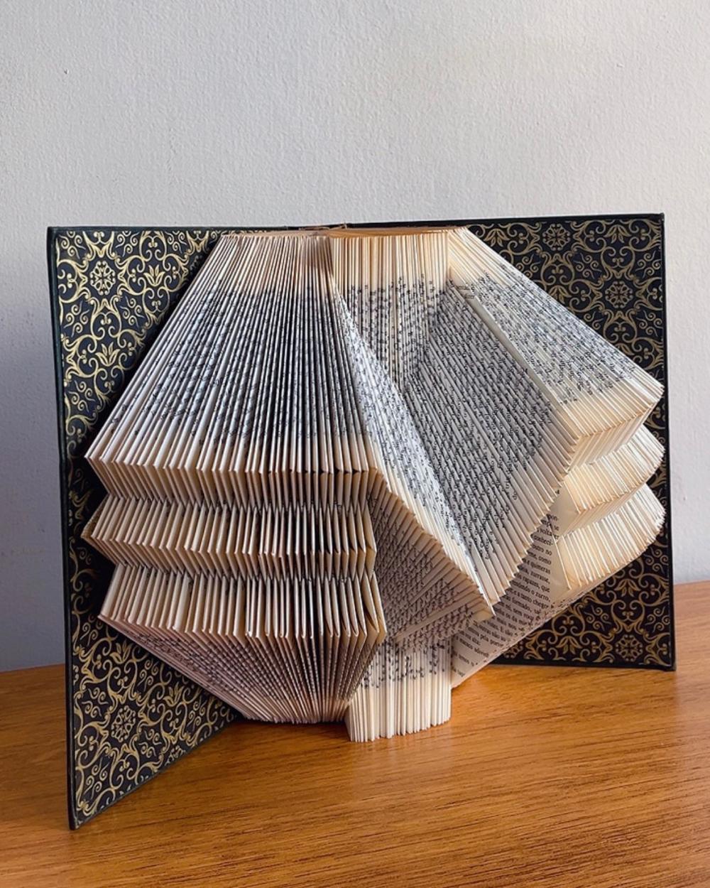 Escultura de Livro Decorativa