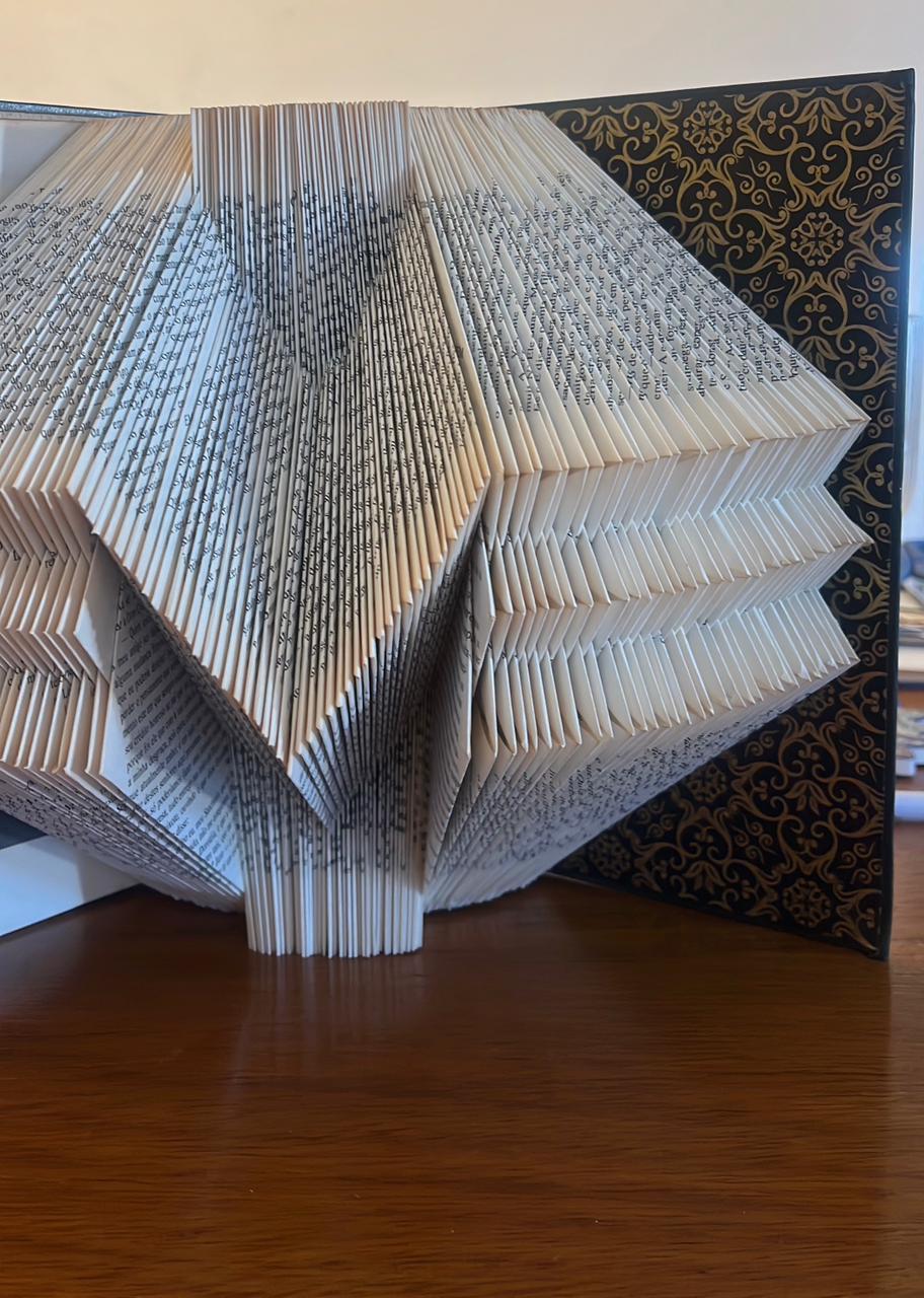 Escultura de Livro Decorativa