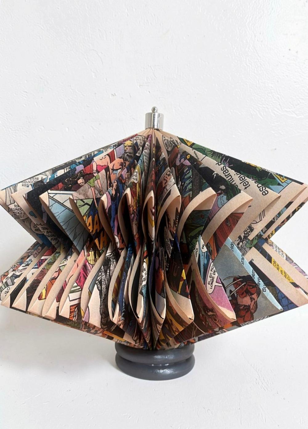 Escultura de livro - gibi Marvel