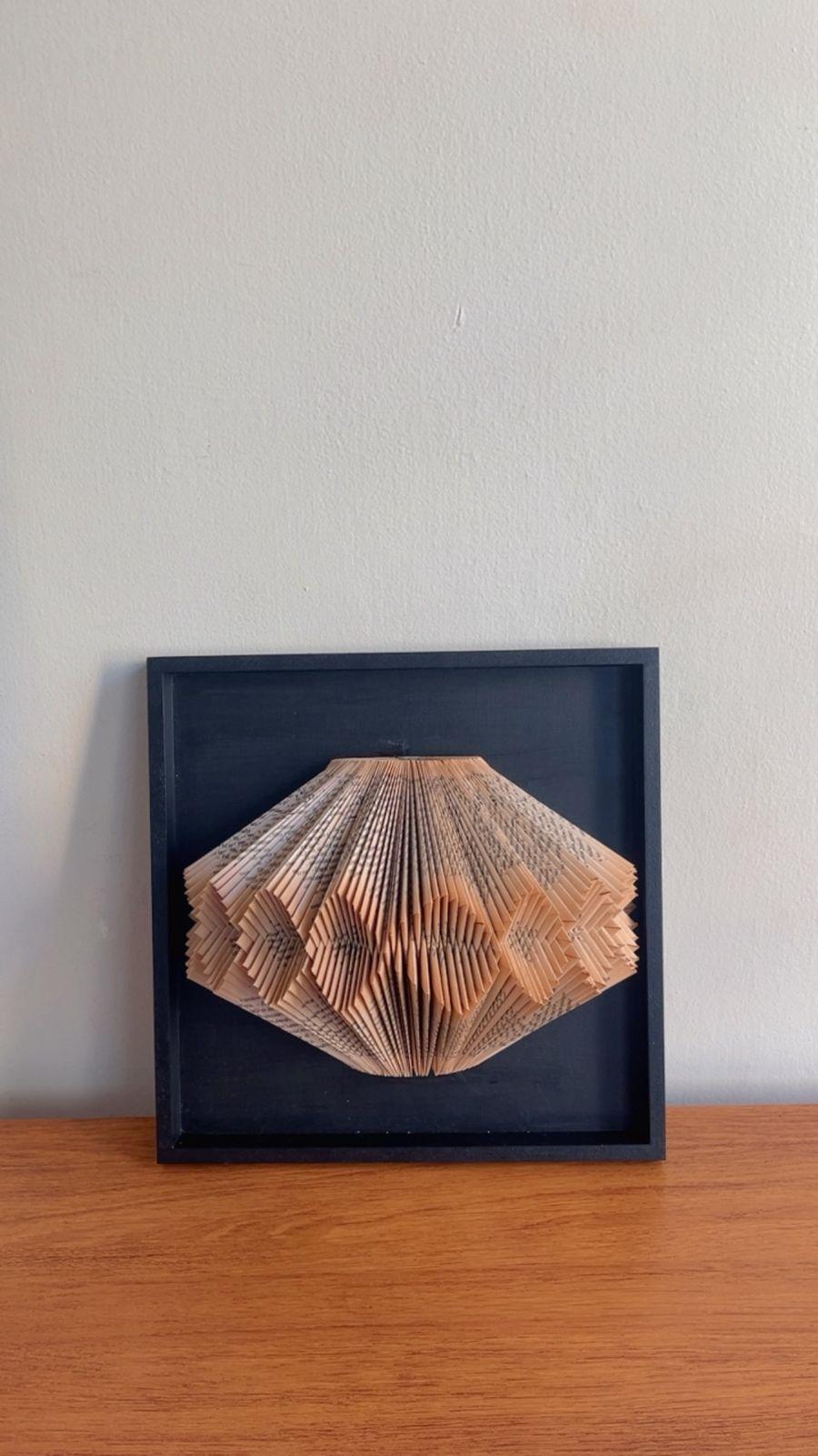 Quadro de escultura de livro