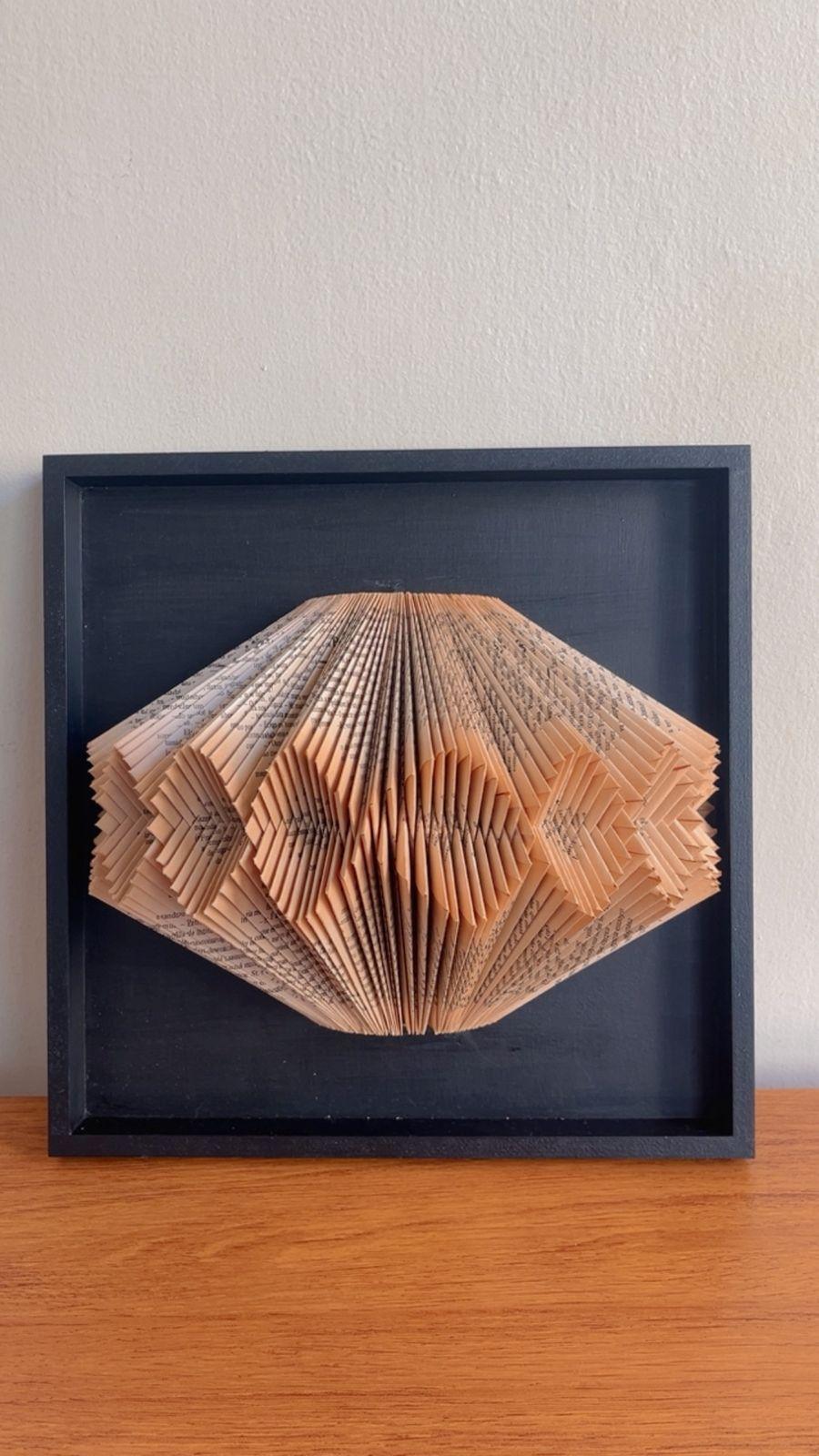 Quadro de escultura de livro