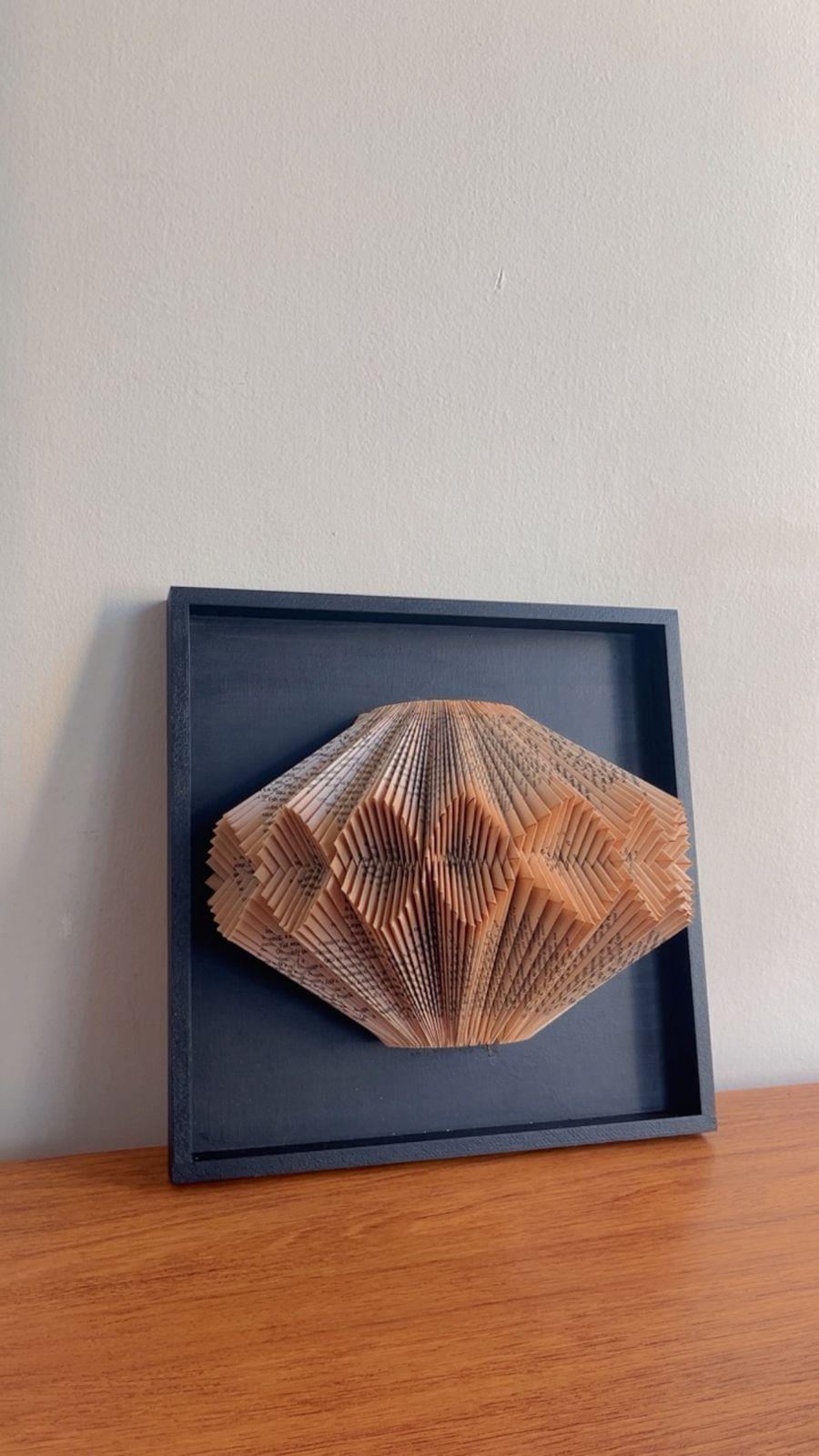 Quadro de escultura de livro
