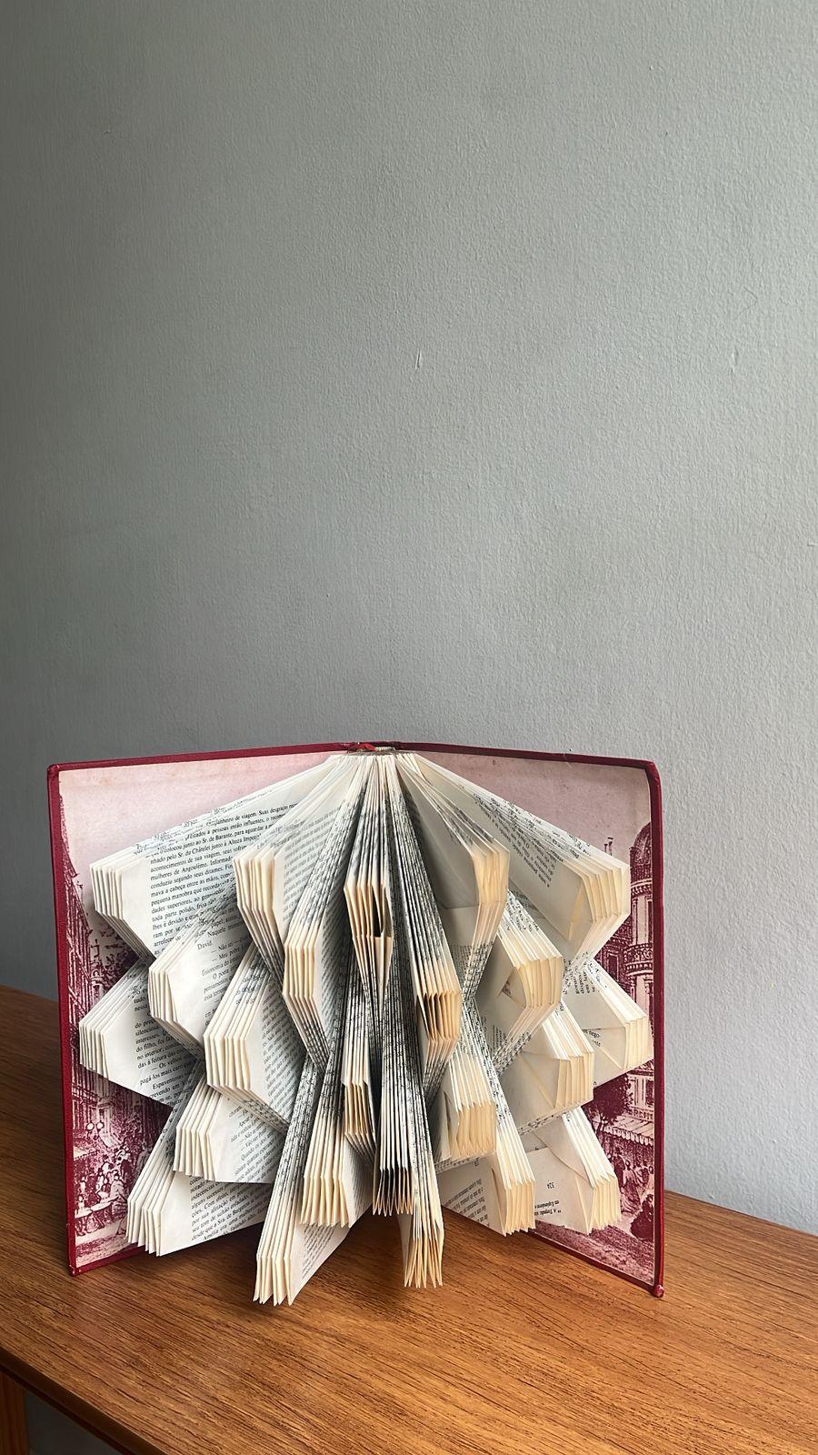 Escultura de livro - Brutalista