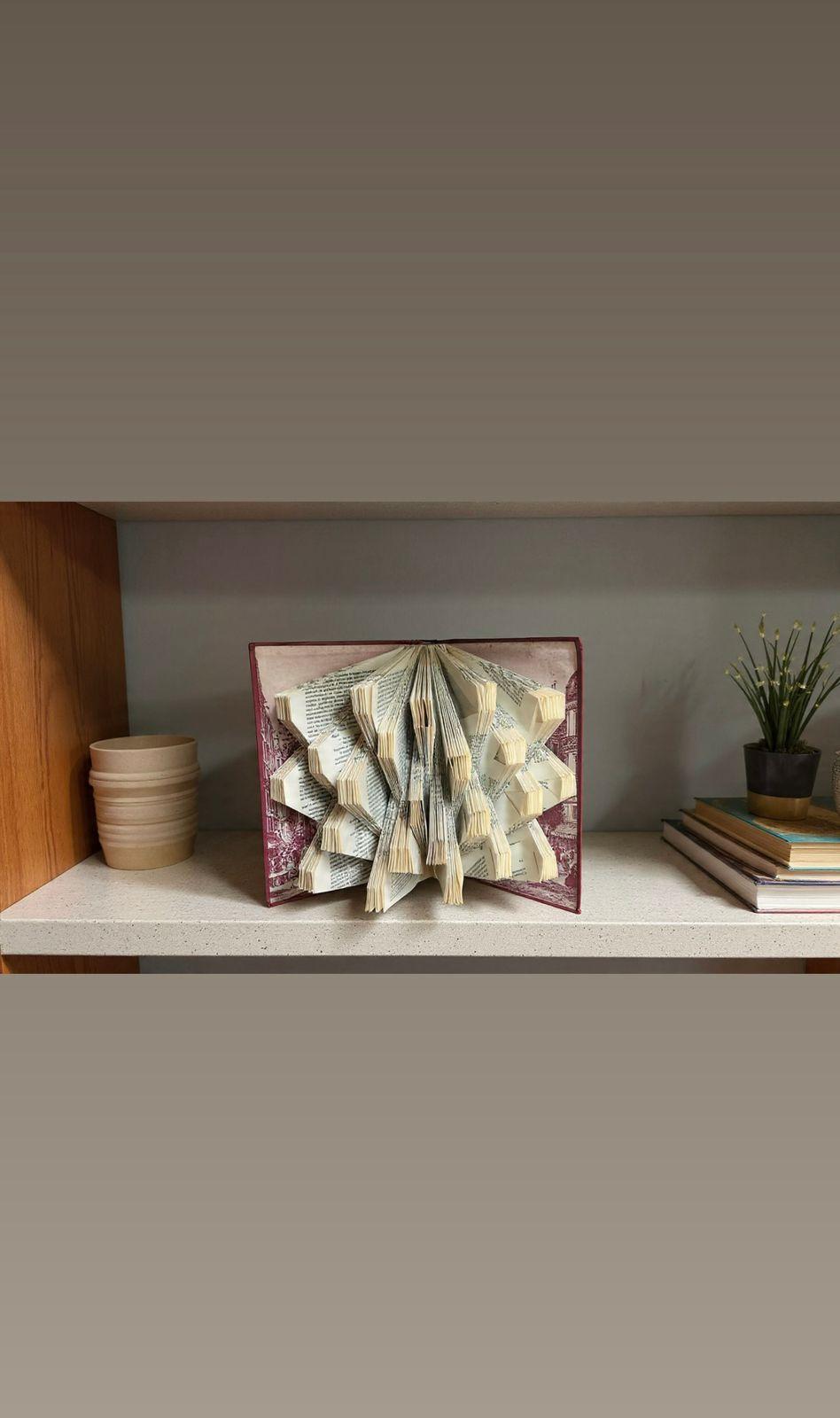 Escultura de livro - Brutalista