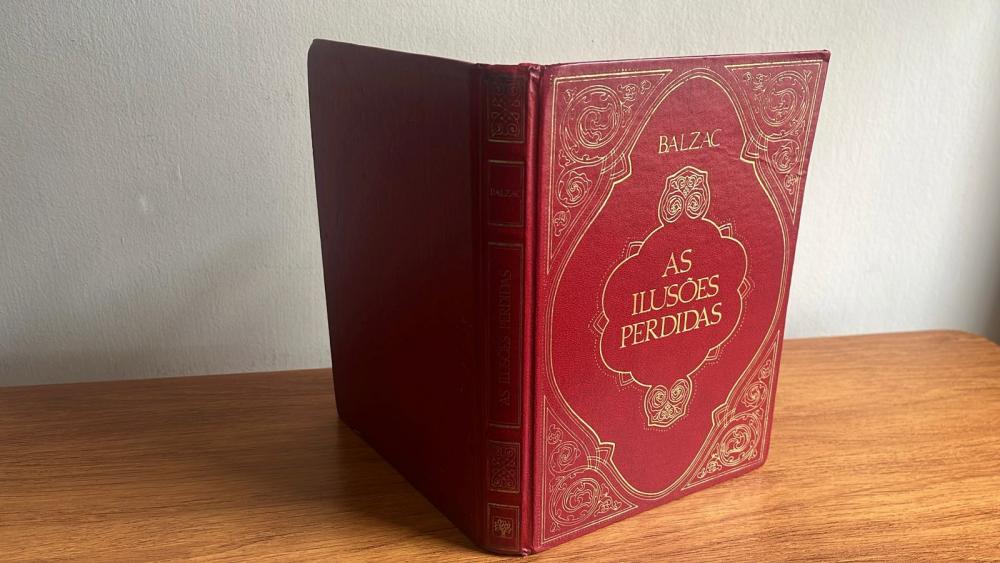 Escultura de livro - Brutalista