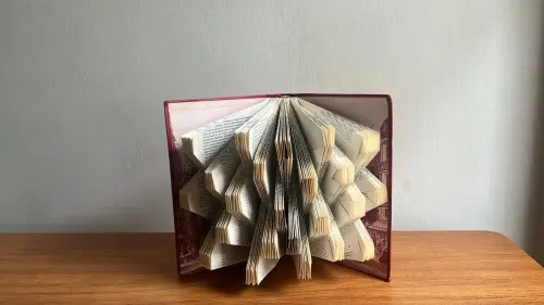 Escultura de livro - Brutalista