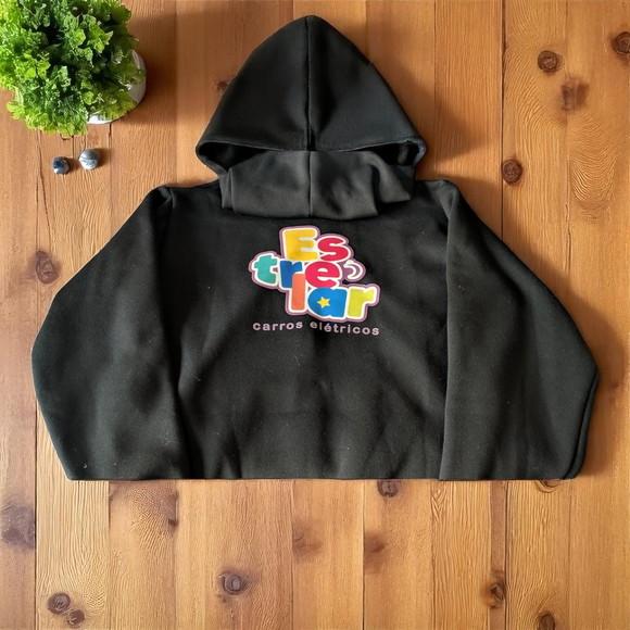 Blusa Preta com Capuz e Bolso Personalizada