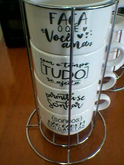 Torre com Canecas Personalizada