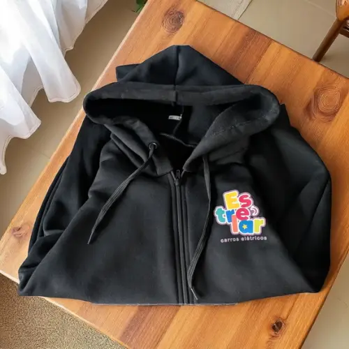 Blusa Preta com Capuz e Bolso Personalizada