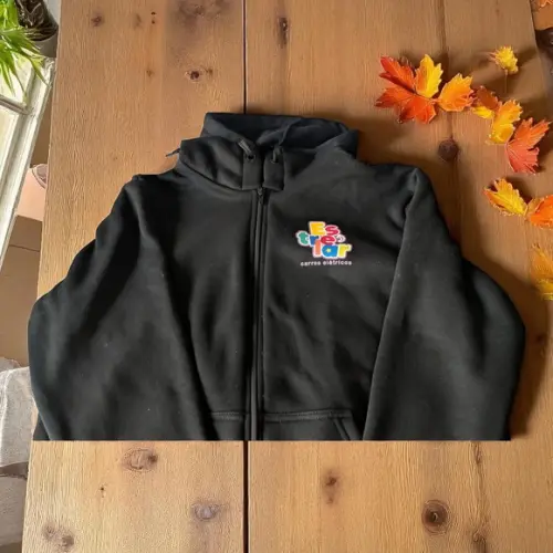 Blusa Preta com Capuz e Bolso Personalizada