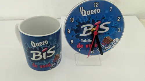 Caneca Pascoa Personalizada com Relógio de Mesa Acrílico