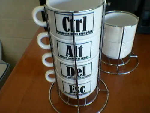 Torre com Canecas Personalizada