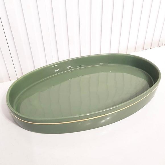 Bandeja de Cerâmica Oval Verde Militar com Filete Dourado