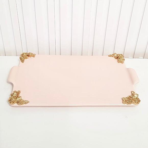 Bandeja de Cerâmica Reta Rosa Rosé com Detalhes Dourados