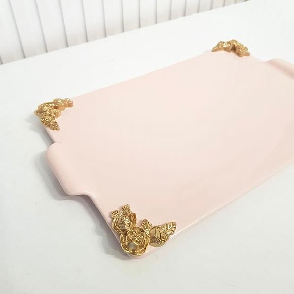 Bandeja de Cerâmica Reta Rosa Rosé com Detalhes Dourados