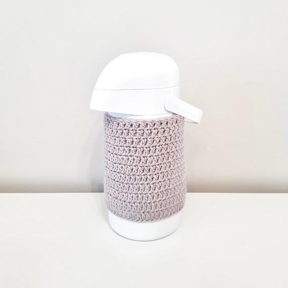 Garrafa Térmica com Capa de Crochê Cinza Escuro Kit Higiene