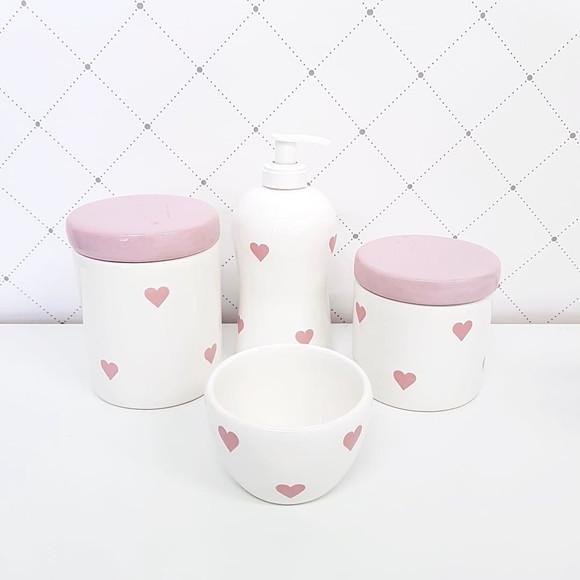 Kit Higiene 4 Peças Branco e Rosa Bebê - Coraçõezinhos