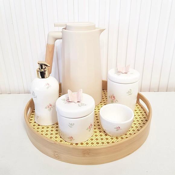 Kit Higiene Floral Borboleta Nude e Branco -bandeja Palhinha
