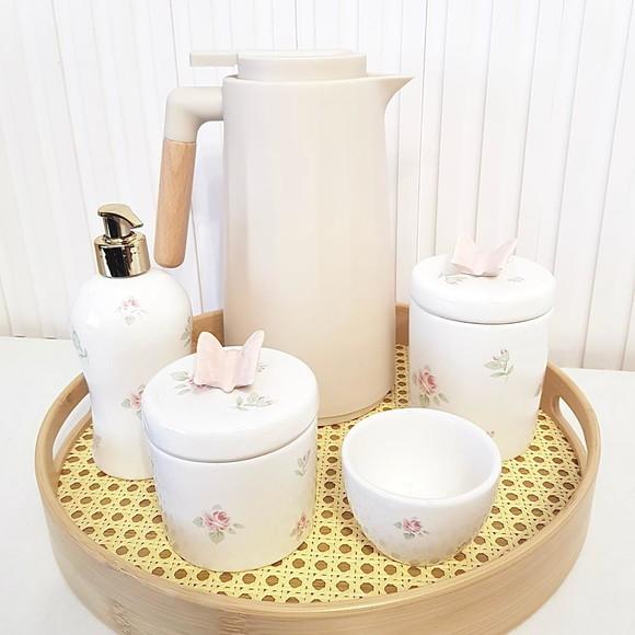Kit Higiene Floral Borboleta Nude e Branco -bandeja Palhinha