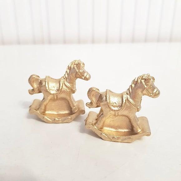 Par de Apliques Cavalinho Dourado em Resina Kit Higiene Bebê