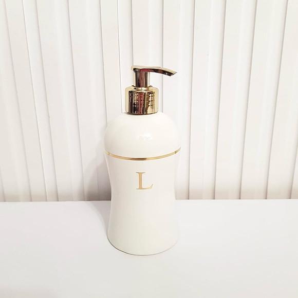 Porta Álcool-gel com Inicial e Filete Dourado + Válvula Luxo