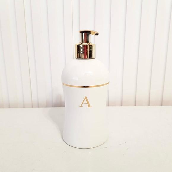 Porta Álcool-gel com Inicial e Filete Dourado + Válvula Luxo